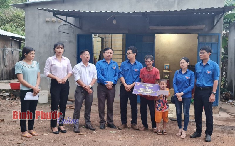Trao công trình thanh niên “Em nuôi của Đoàn"