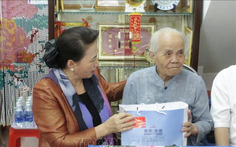 Trình Chủ tịch nước việc tặng quà Tết cho người có công