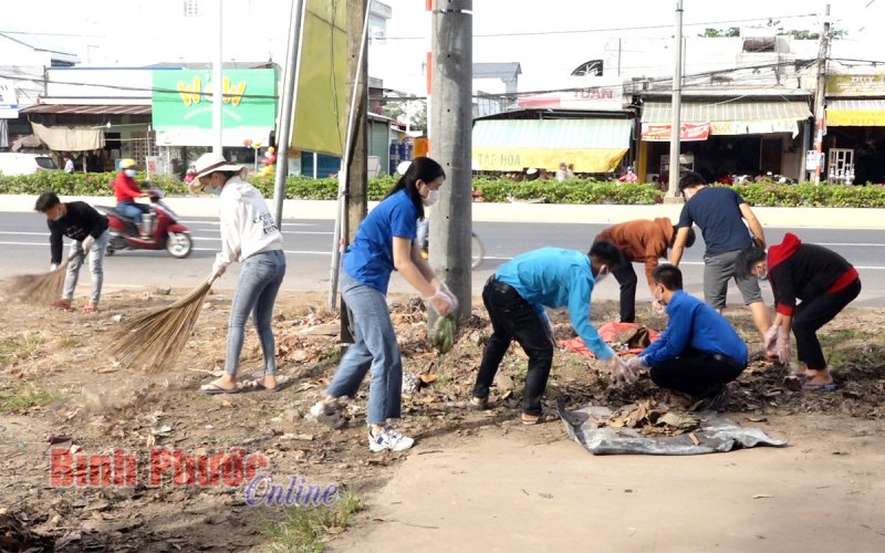 Tuổi trẻ Chơn Thành ra quân dọn dẹp vệ sinh môi trường