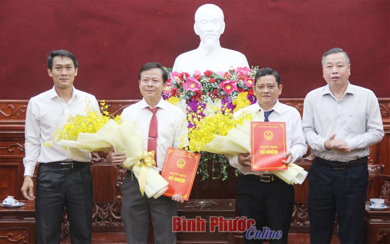 UBND tỉnh trao quyết định điều động và bổ nhiệm 5 cán bộ