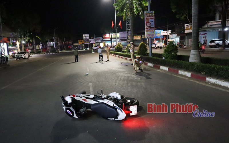 Va chạm dải phân cách giữa đường, 1 nam thanh niên tử vong