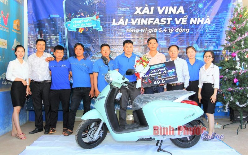 VNPT B&igrave;nh Phước trao thưởng cho kh&aacute;ch h&agrave;ng tr&uacute;ng giải chương tr&igrave;nh &ldquo;X&agrave;i Vina - l&aacute;i Vinfast về nh&agrave;&rdquo;