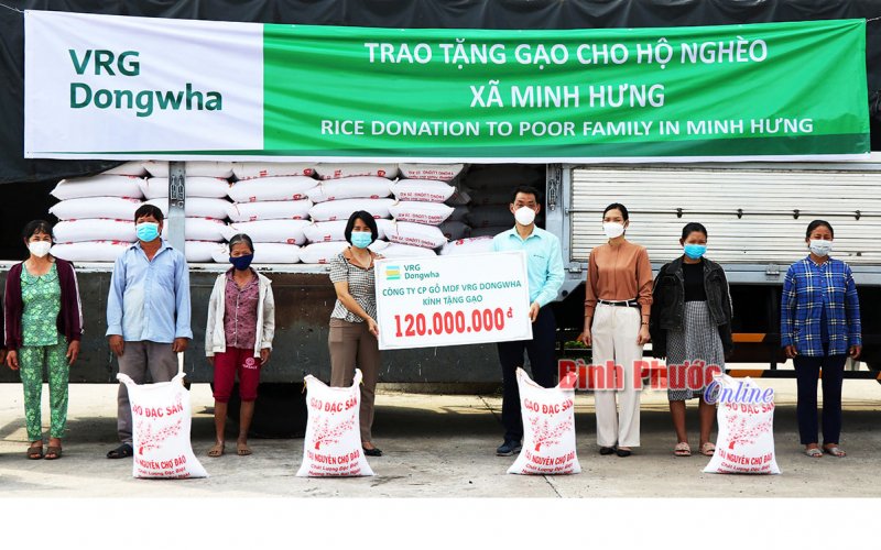 100 hộ dân khó khăn xã Minh Hưng nhận gạo hỗ trợ từ Công ty Dongwha
