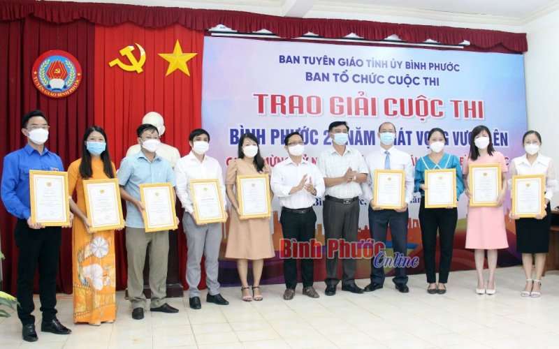 11 tập thể, 86 cá nhân đoạt giải cuộc thi “Bình Phước 25 năm khát vọng vươn lên”