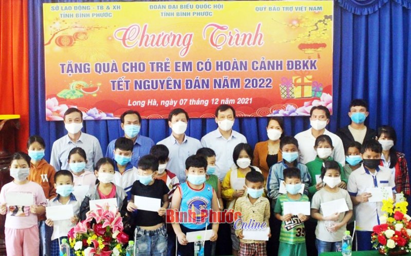 50 trẻ em có hoàn cảnh khó khăn được tặng quà 