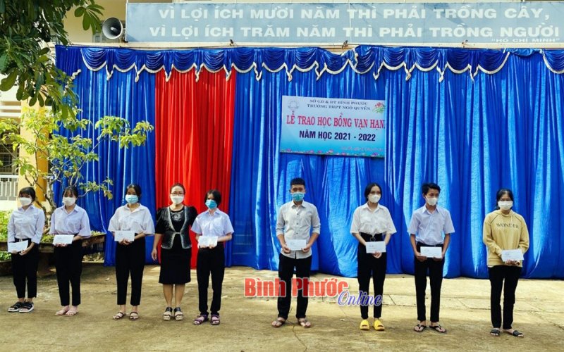 59 học sinh hiếu học được tặng học bổng từ Quỹ Vạn Hạnh 
