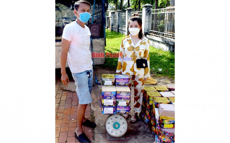 Bắt giữ 2 đối tượng vận chuyển 130kg pháo nổ