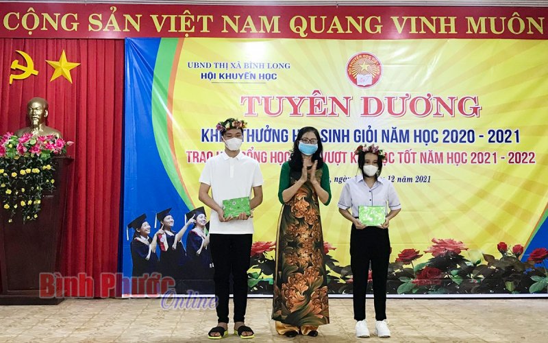 Bình Long: 265 suất học bổng tặng học sinh 