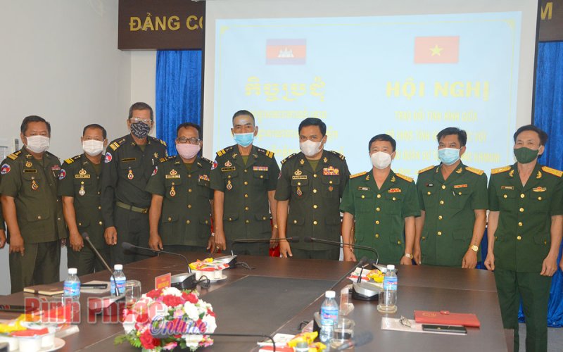 Bộ CHQS Bình Phước và Tiểu khu Quân sự tỉnh Tbong Khmun trao đổi tình hình biên giới