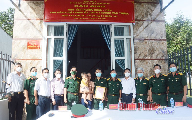 Bộ CHQS tỉnh bàn giao nhà “Tình nghĩa quân - dân”