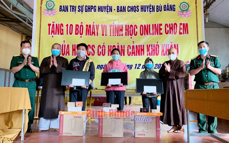 Bù Đăng: 10 máy tính tặng con em quân nhân tại ngũ 