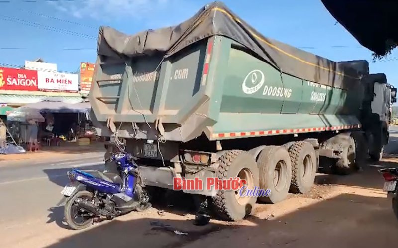 Bù Đăng: Tông vào đuôi xe đầu kéo, một người tử vong