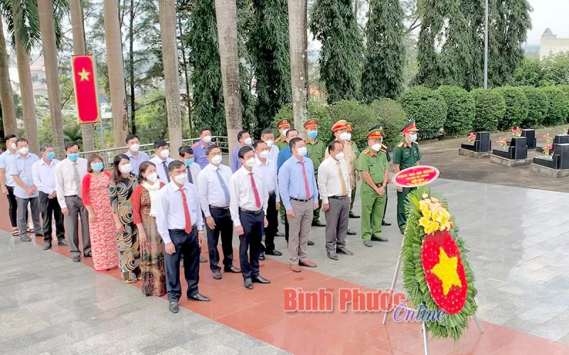 Bù Đăng: Viếng nghĩa trang liệt sĩ nhân kỷ niệm 47 năm ngày giải phóng
