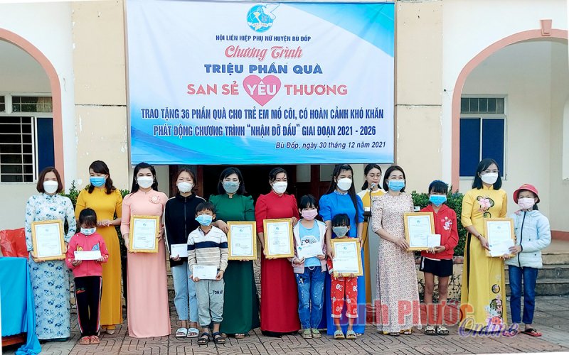 Bù Đốp: 12 trẻ em mồ côi được nhận đỡ đầu