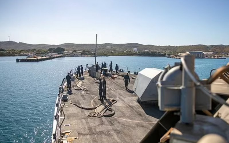 Chiến hạm Mỹ 'tê liệt' vì COVID-19