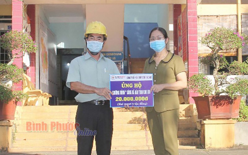 Công ty Cổ phần Thủy điện Thác Mơ ủng hộ chương trình “Sóng và máy tính cho em”