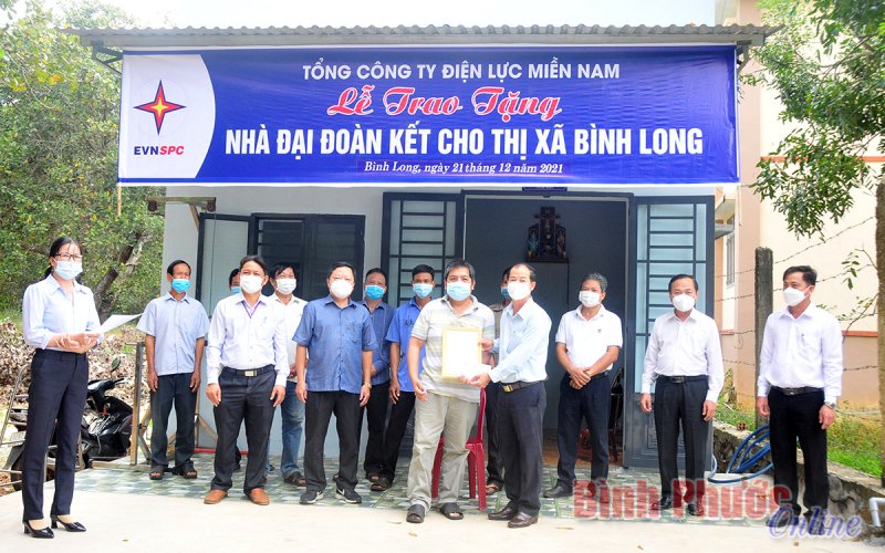 Công ty Điện lực Bình Phước trao tặng 10 căn nhà đại đoàn kết