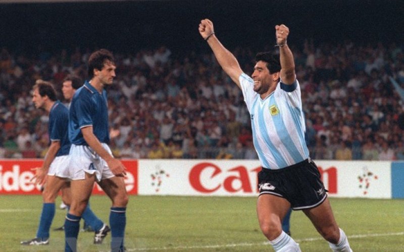 Đấu giá trực tuyến hàng chục món đồ của huyền thoại bóng đá Maradona