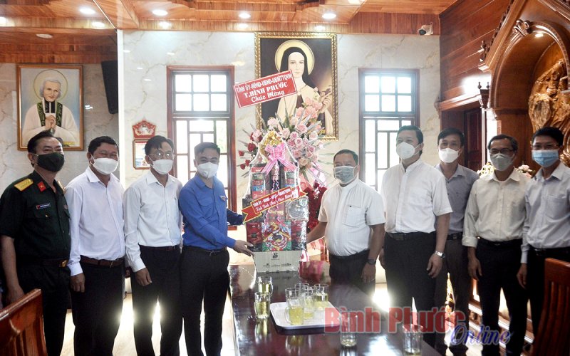 Đoàn công tác của tỉnh thăm, tặng quà các tổ chức tôn giáo 