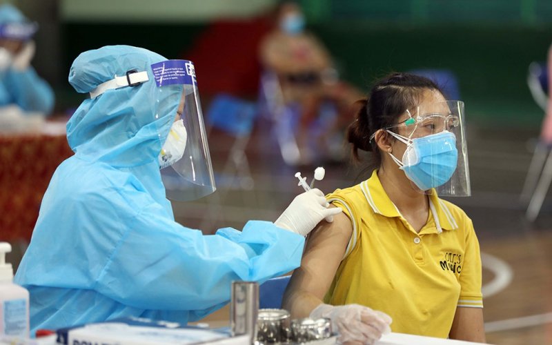 Đối tượng nào cần thận trọng khi tiêm vaccine phòng COVID-19?