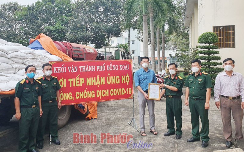 Đồng Xoài tiếp nhận 5 tấn gạo hỗ trợ phòng chống Covid-19 của TP. Thủ Dầu Một