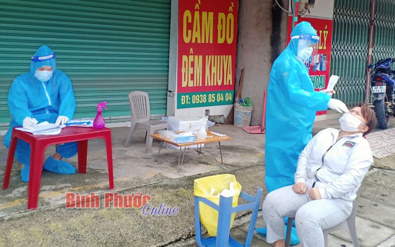 Gác niềm riêng, xông pha chống dịch