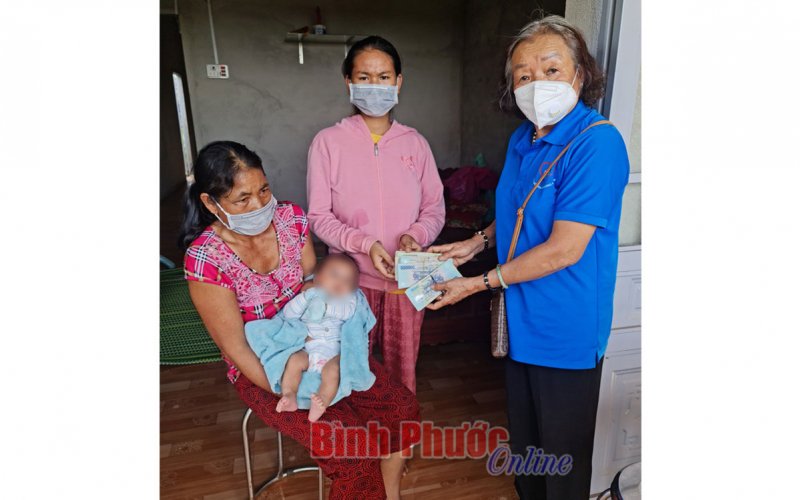 Gần 60 triệu đồng hỗ trợ bé Lâm Minh Anh