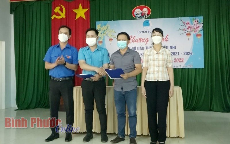 Huyện đoàn Bù Đốp nhận đỡ đầu 23 học sinh khó khăn