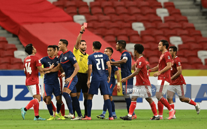 Indonesia vào chung kết trong trận cầu Singapore nhận đến 3 thẻ đỏ