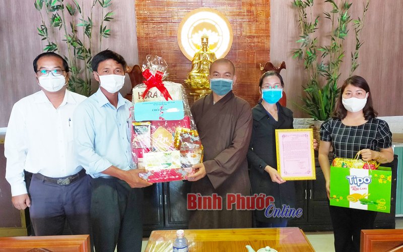 Lãnh đạo huyện Đồng Phú thăm và tặng quà các cơ sở tôn giáo