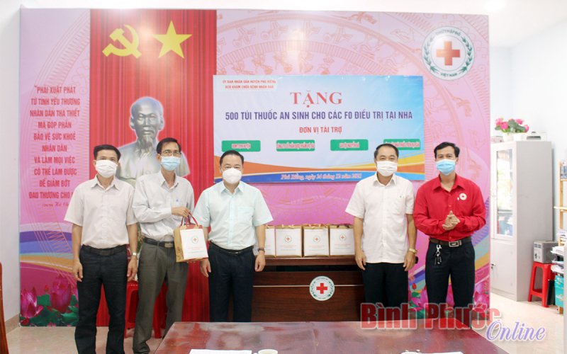 Phú Riềng trao tặng 500 túi thuốc an sinh cho các F0 điều trị tại nhà