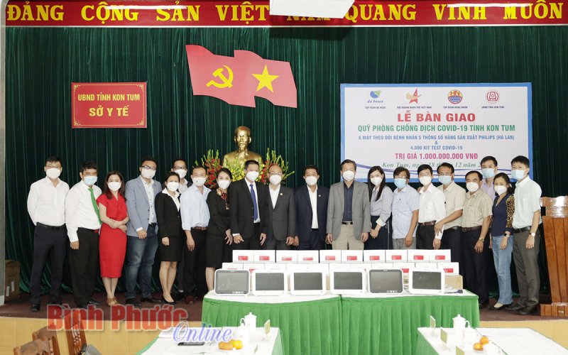 Tập đoàn Hùng Nhơn và De Heus bàn giao thiết bị y tế phòng, chống dịch