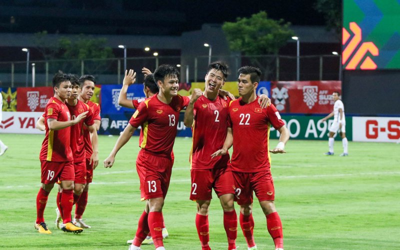 Thắng 4-0 Campuchia, Việt Nam gặp Thái Lan ở bán kết