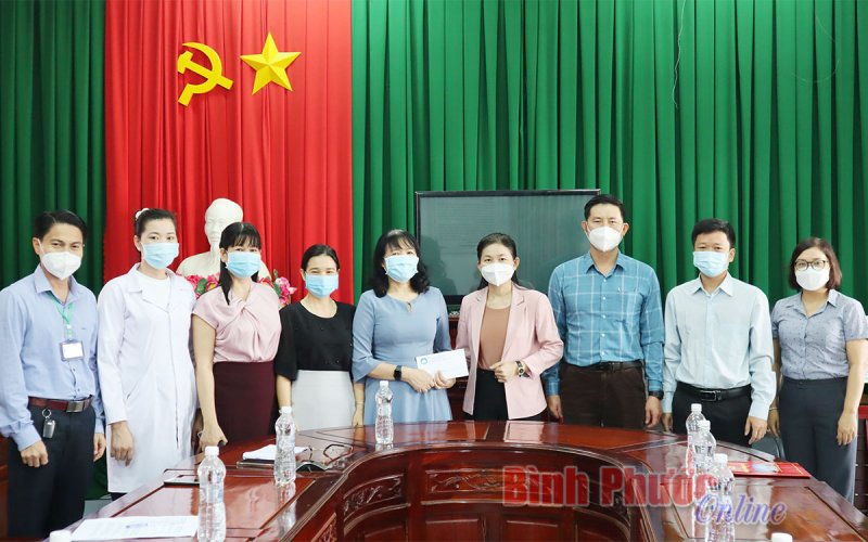 Thường trực Thành ủy Đồng Xoài thăm, động viên cán bộ, nhân viên y tế cơ sở