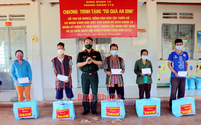 Trung đoàn 719 hỗ trợ hộ nghèo, đồng bào DTTS bị ảnh hưởng dịch Covid-19