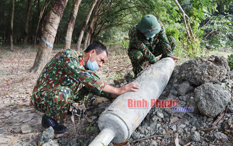 Trung tâm xử lý bom mìn Binh đoàn 16 di dời quả bom nặng hơn 150 kg 