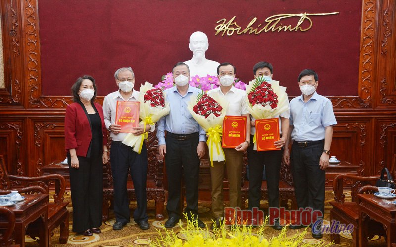 UBND tỉnh Bình Phước trao quyết định bổ nhiệm cán bộ