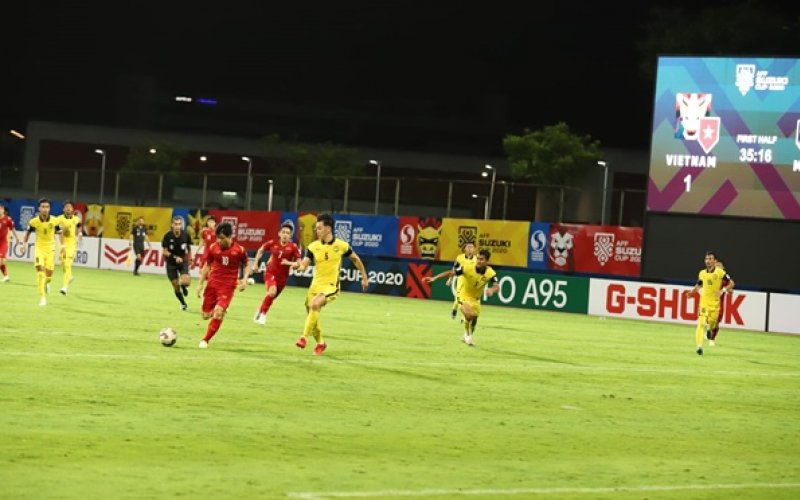 Việt Nam 3-0 Malaysia: Chênh lệch đẳng cấp, Quang Hải như "người phán xử"