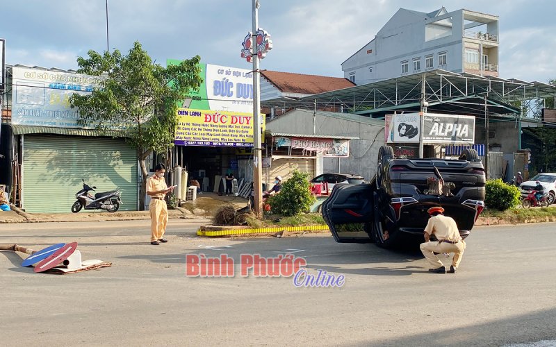 Xe ô tô tông lật ngửa, cả gia đình 4 người may mắn thoát chết