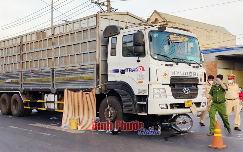 Xe tải va chạm xe máy, bé gái 12 tuổi tử vong