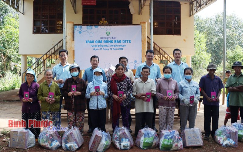 100 phần quà tặng hộ nghèo, dân tộc thiểu số huyện Đồng Phú