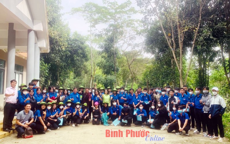 75 học sinh, sinh viên tham quan, tìm hiểu vườn sưu tập thực vật
