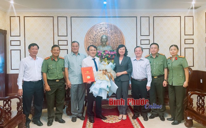 Ban Thường vụ Tỉnh ủy Bình Phước trao quyết định bổ nhiệm cán bộ