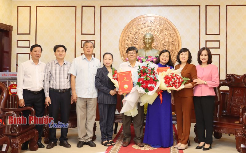 Ban Thường vụ Tỉnh ủy Bình Phước trao quyết định của Ban Bí thư về công tác cán bộ