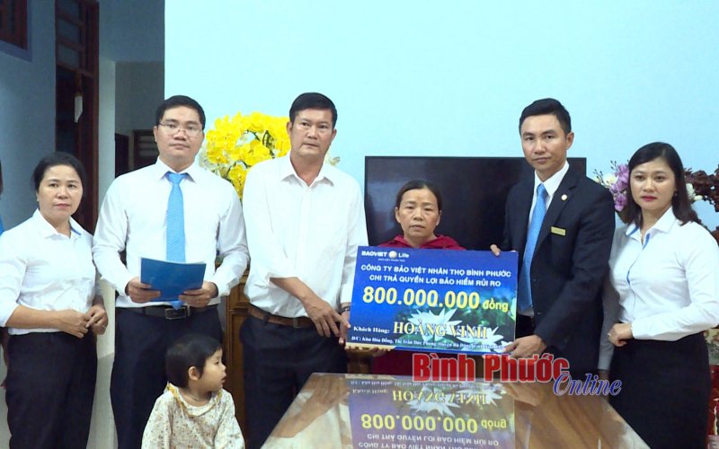 Bảo Việt nhân thọ Bình Phước chi trả 800 triệu đồng cho khách hàng gặp rủi ro
