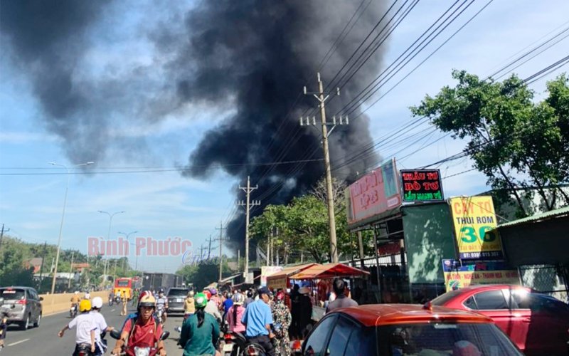 Bình Phước: Cháy kho chứa phế liệu trên Quốc lộ 13