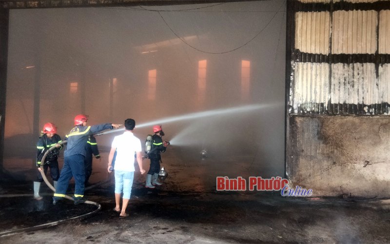 Bình Phước: Cháy kho, xưởng sản xuất viên nén gỗ rộng khoảng 3.000m2 