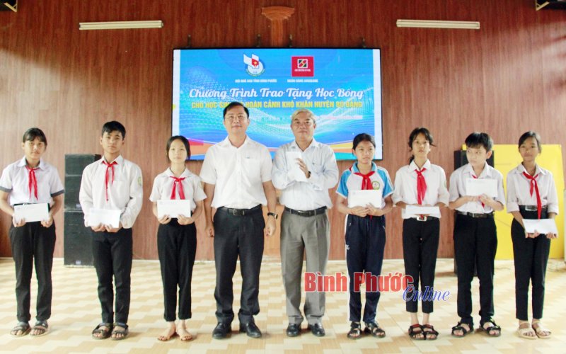 Bình Phước: 100 suất học bổng trao tặng học sinh khó khăn