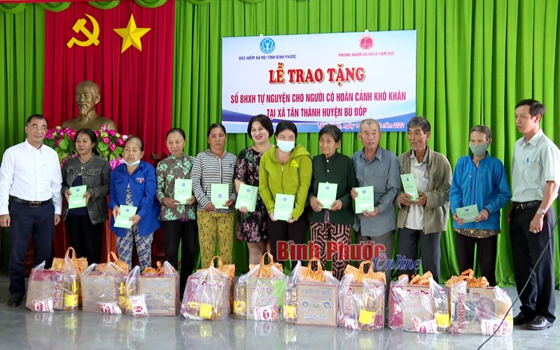 Bình Phước: 72 sổ BHXH tự nguyện tặng người dân hoàn cảnh khó khăn
