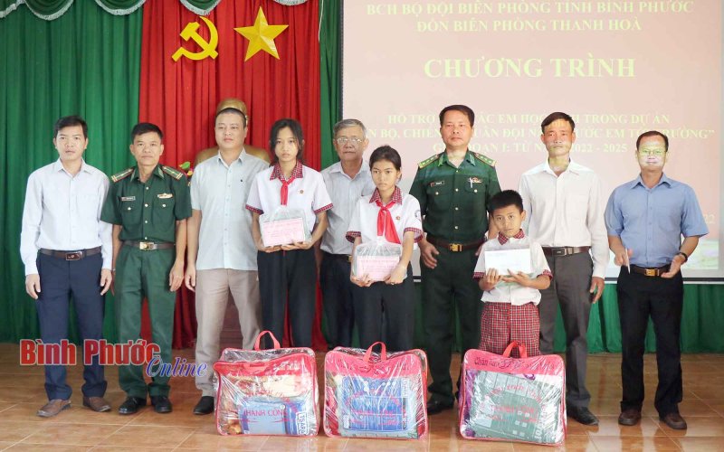 Bình Phước: “Cán bộ, chiến sĩ quân đội nâng bước em tới trường”